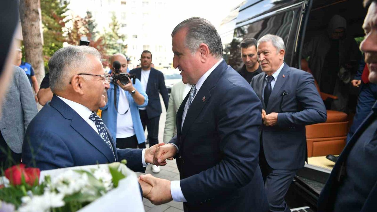 Bakan Bak’tan Başkan Büyükkılıç’a: “Şehrin ağabeyisiniz”