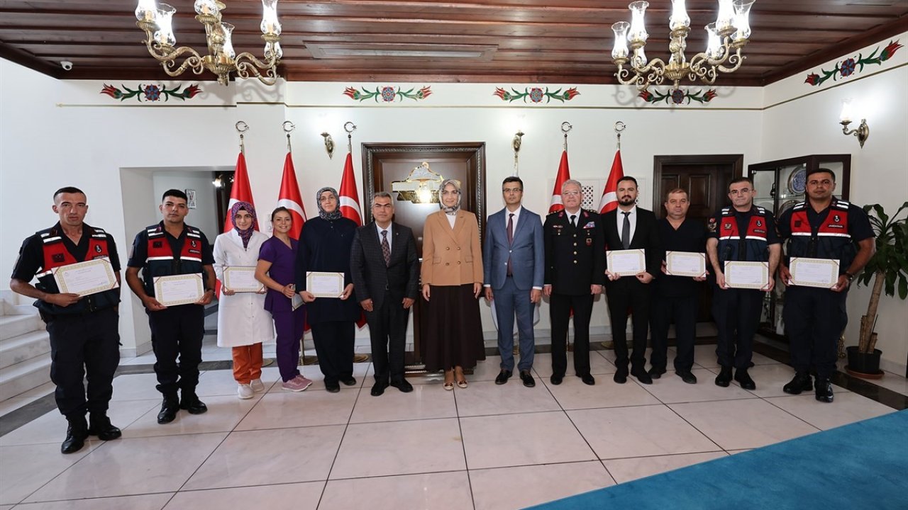 Vali Yiğitbaşı teşekkür edilen kamu personeline başarı belgesi takdim etti