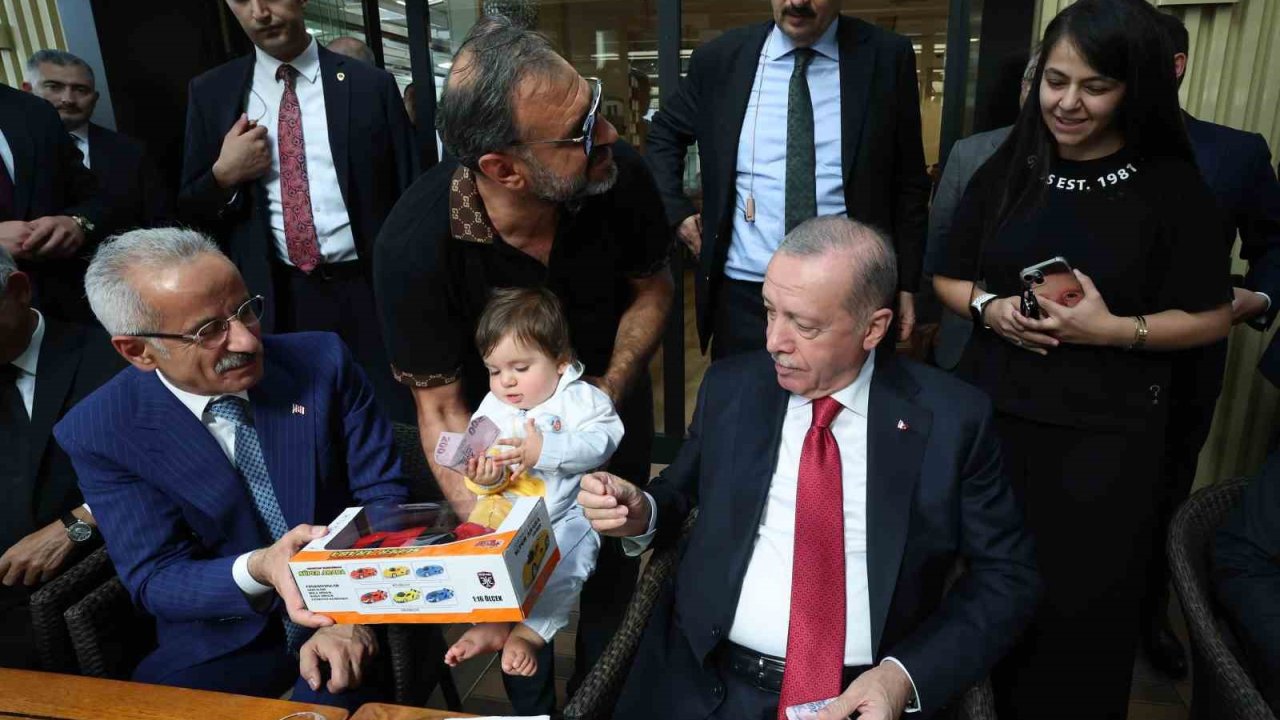 Cumhurbaşkanı Erdoğan, Ankara’da bir pastaneyi ziyaret ederek vatandaşlarla sohbet etti