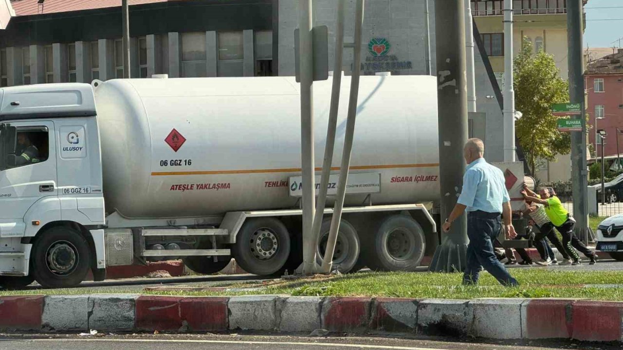 Yolda kalan yakıt tankerini imdadına polis ekipleri yetişti