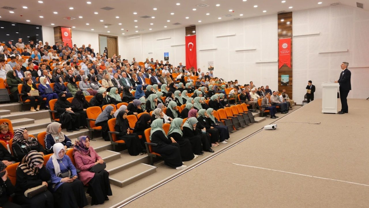 Bayburt’ta Mevlid-i Nebi ile Camiler ve Din Görevlileri Haftası dolayısıyla konferans düzenlendi