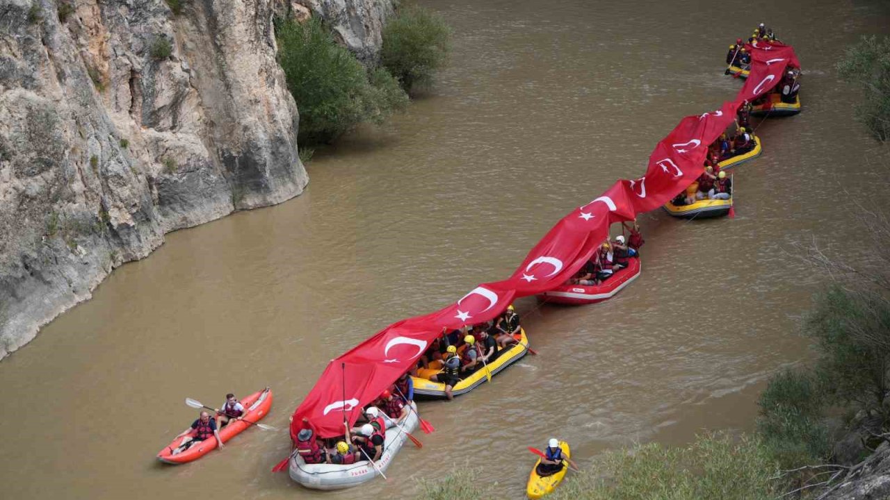 Rafting yapan gaziler Karasu Nehri’nde 50 metre uzunluğunda Türk bayrağı açtı