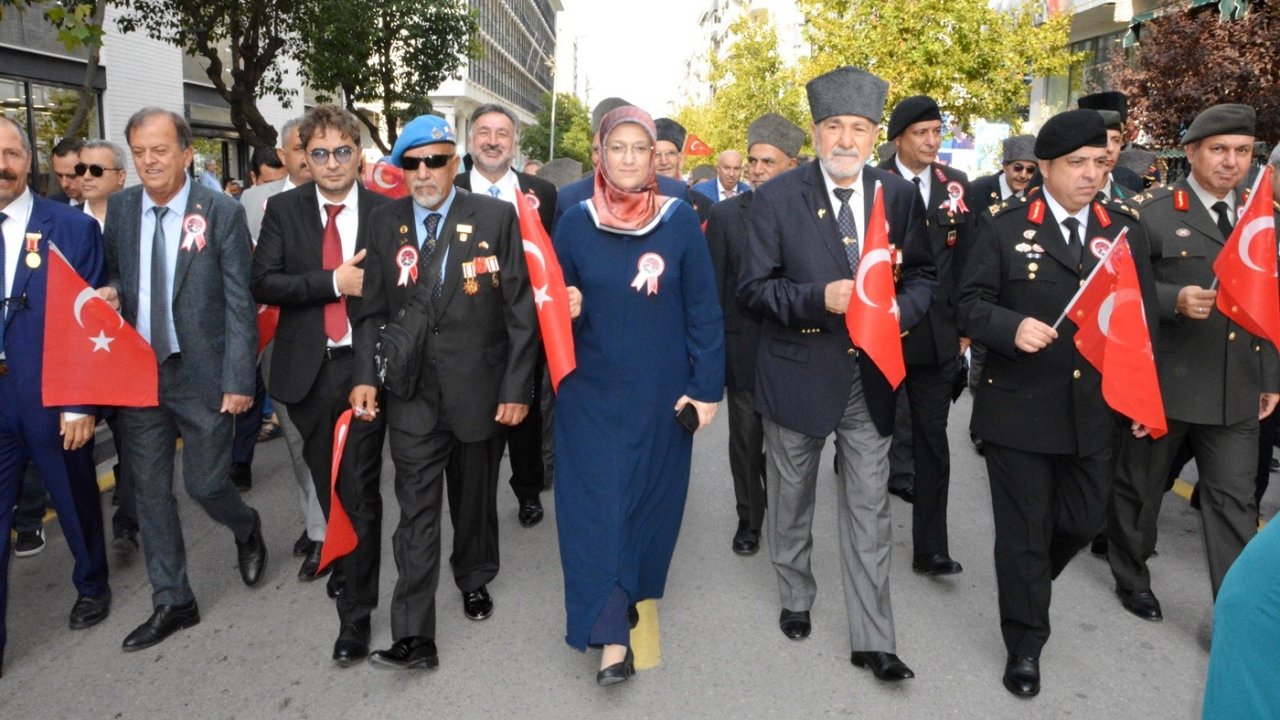 Kahramanlarla birlikte yürüdüler