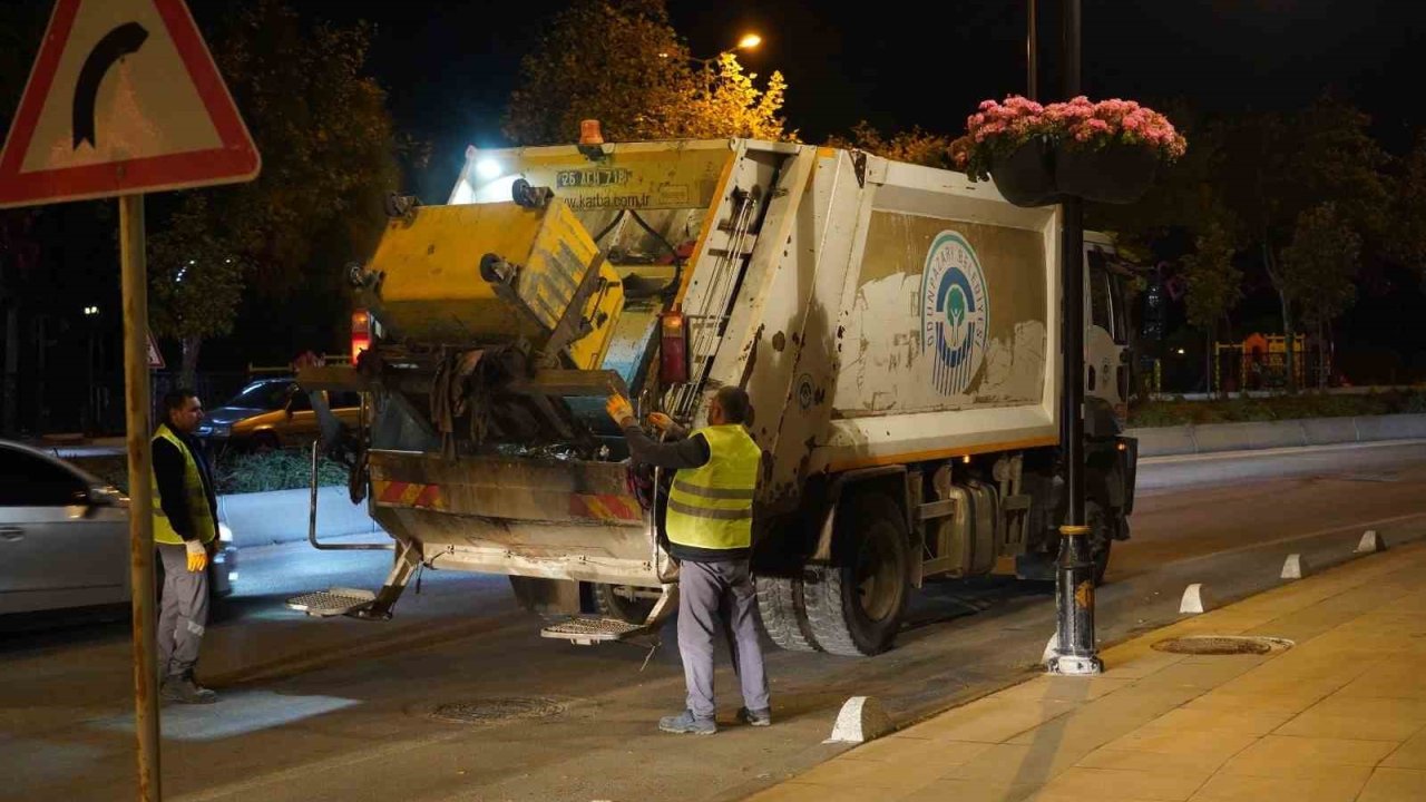 Toplanmayan çöpler için Bilecik Belediyesi çalışanları sahaya indi