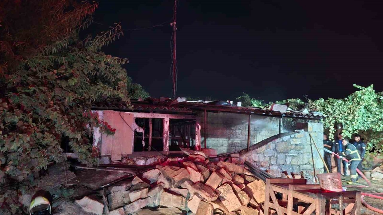 Muğla’daki yangında ahır alevlere teslim oldu