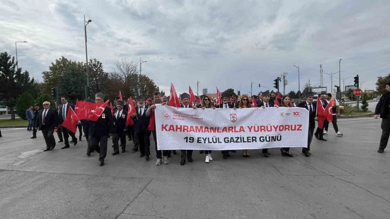 Sivas’ta gazilerin gururlu yürüyüşü