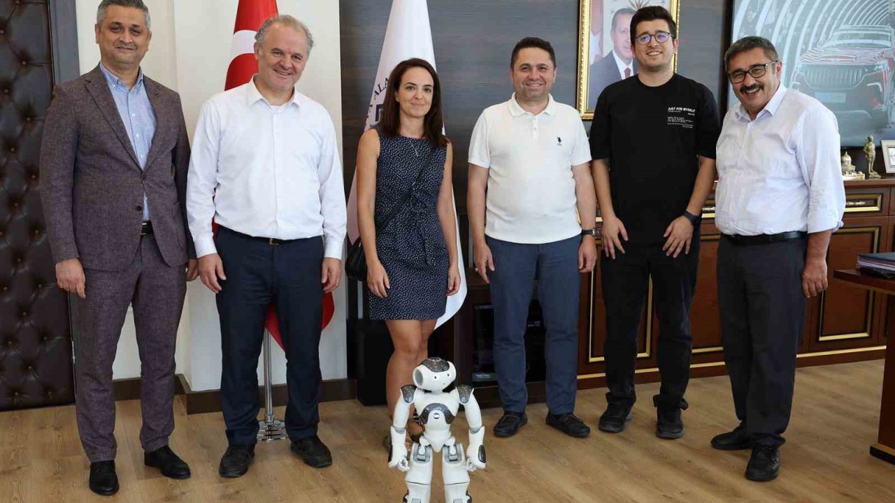 TÜBİTAK destekli robot projesi, Rektör Türkdoğan’a tanıtıldı