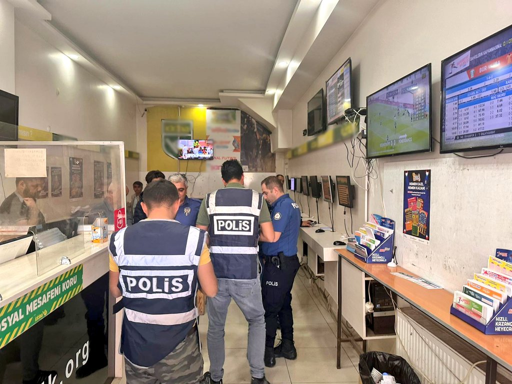 Kars'ta polis okul çevresinde denetim yapıyor