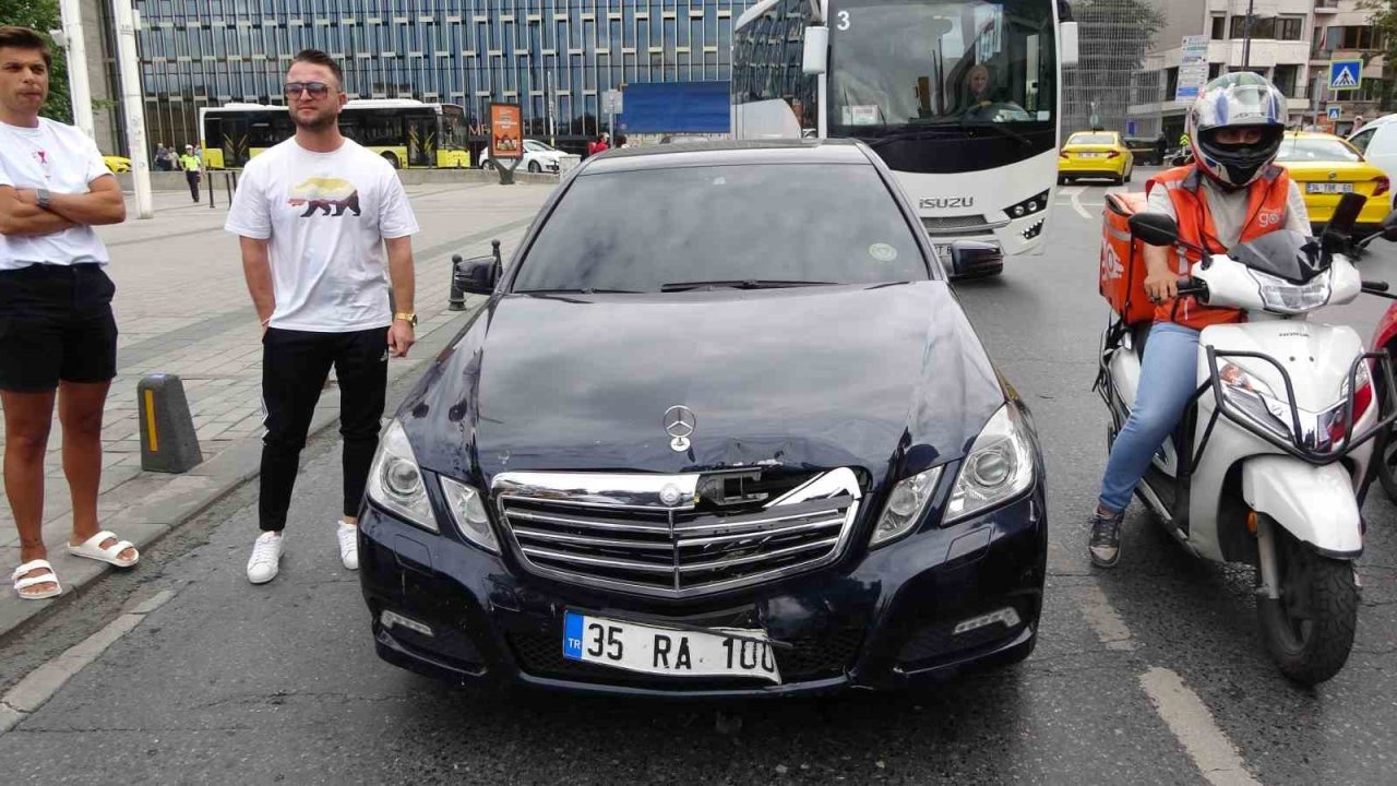 Taksim’de hatalı sollama kazaya neden oldu: Motosiklet ile lüks araç birbirine girdi