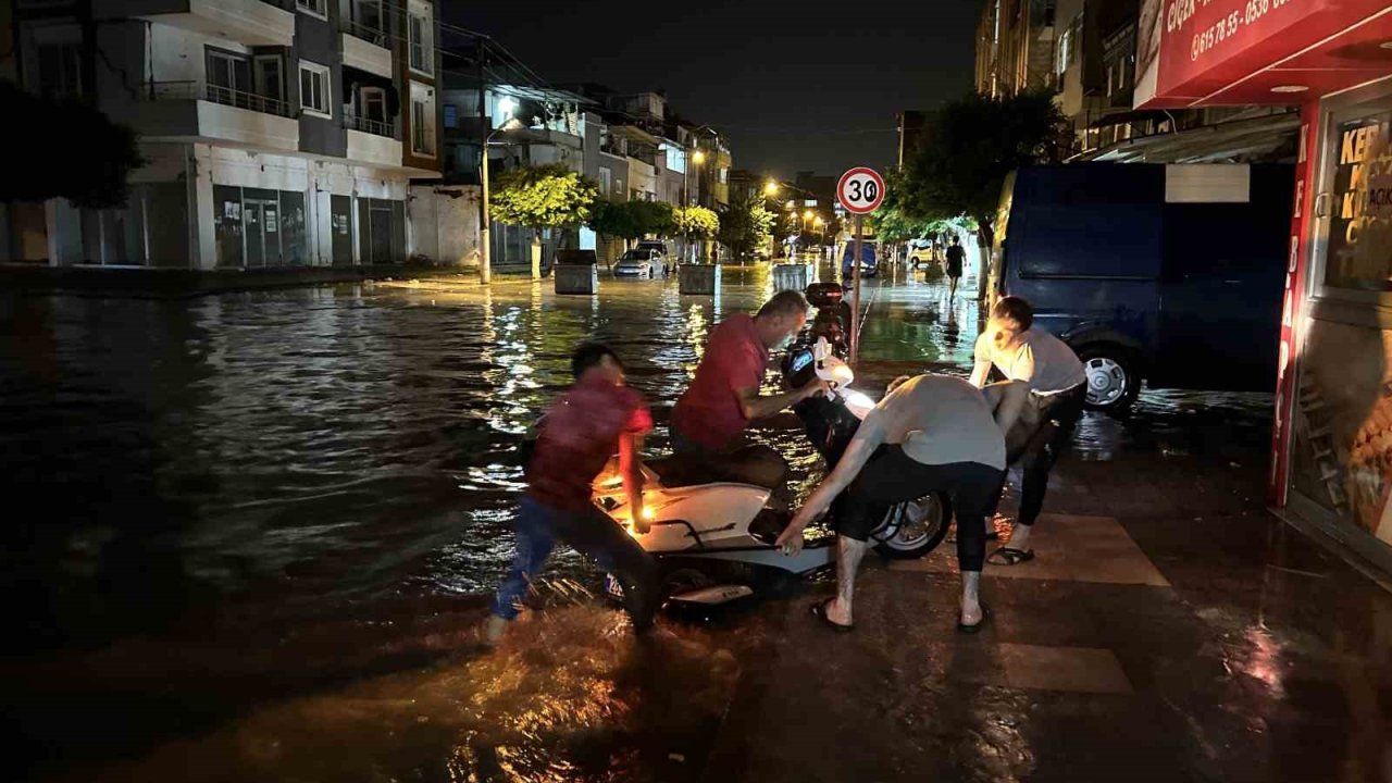 Şiddetli yağışla birlikte göle dönen caddelerde vatandaşlar zor anlar yaşadı