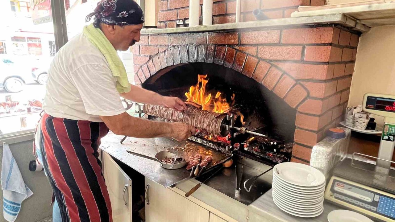 Dedenin cağ kebabını son kez yemek için geldiler