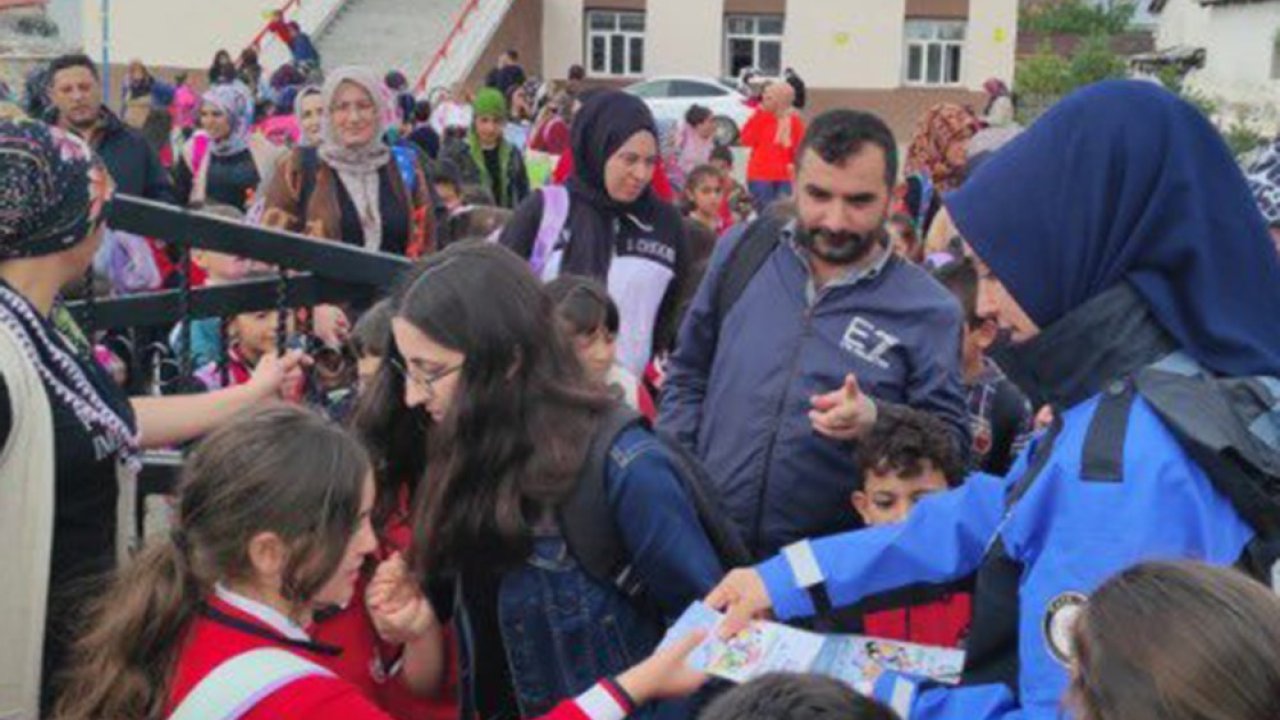 Kars’ta polis öğrencileri bilgilendirdi