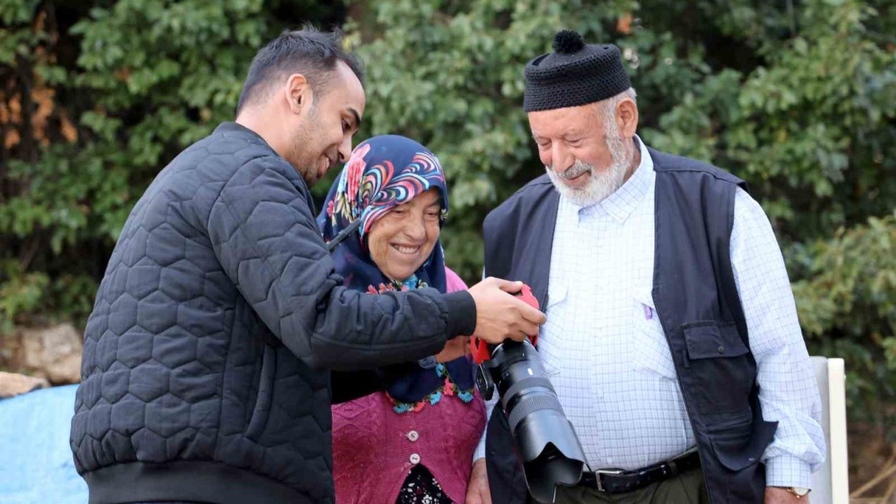 Elini hanımının omzuna koymak için izin istedi, görüntüyü milyonlarca kişi izledi