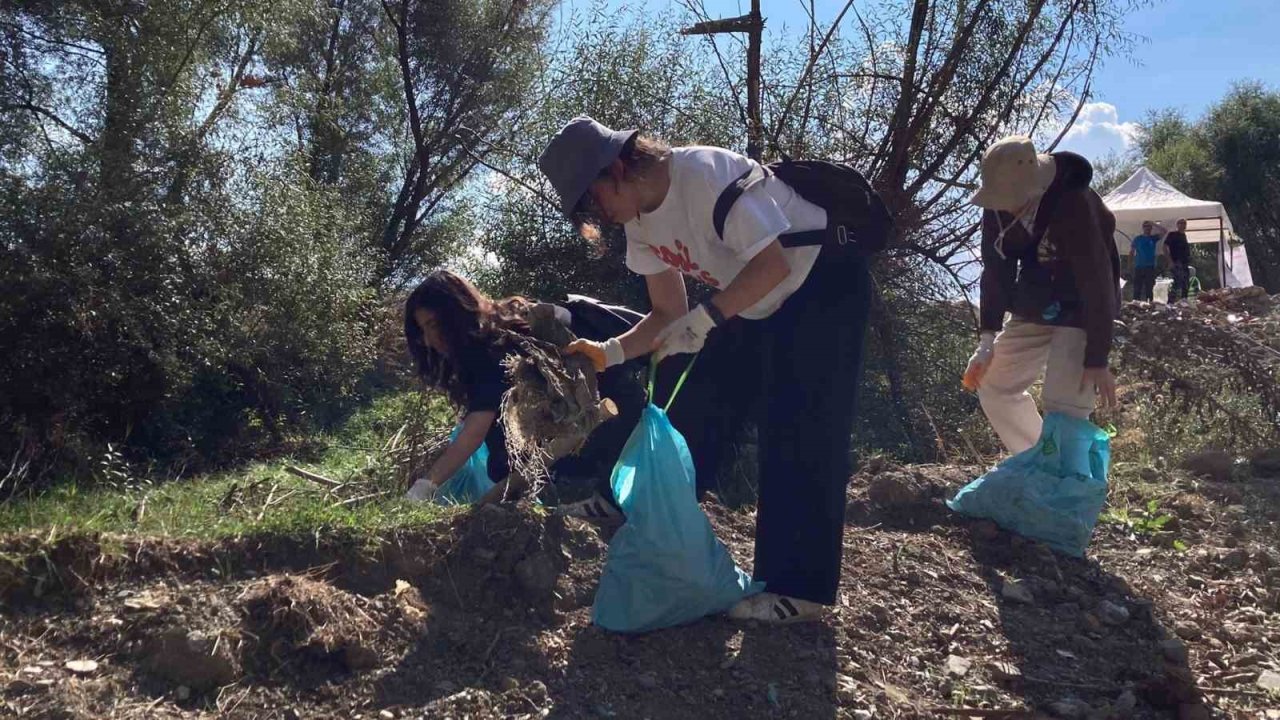 Mamak Kent Ormanı’nda gönüllüler tarafından temizlik yapıldı