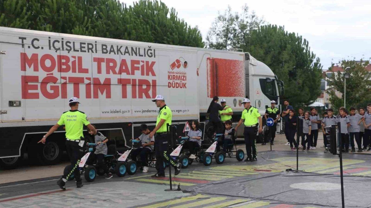 Mobil Trafik Eğitim Tırı ile 7 binden fazla öğrenciye trafik eğitimi