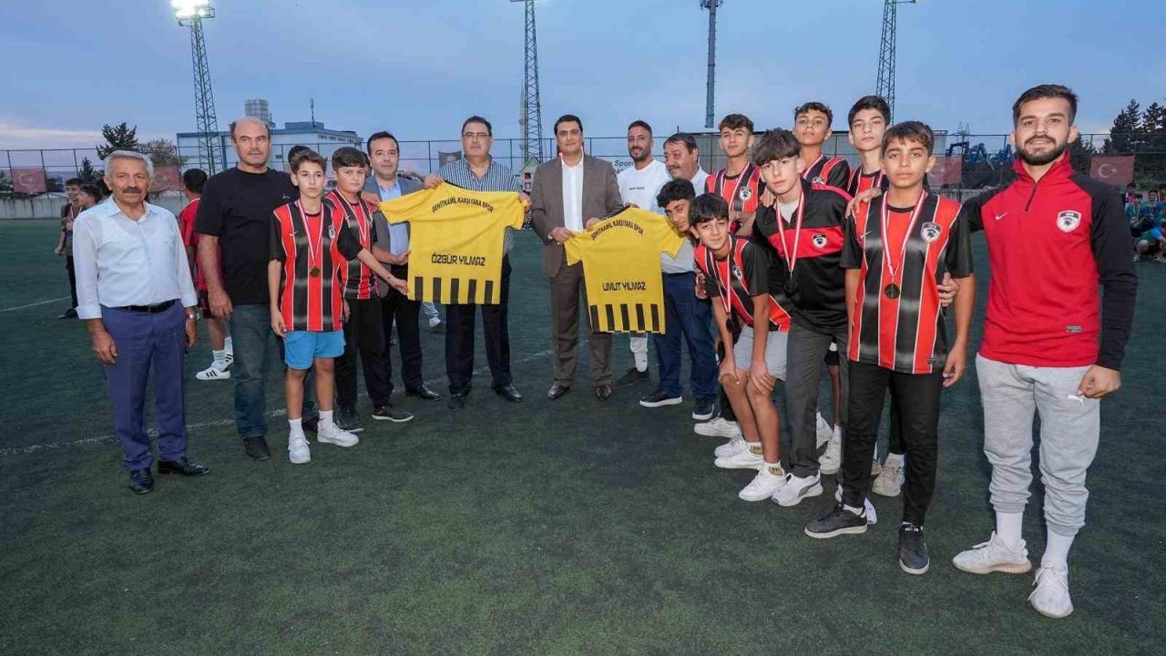 Yılmaz, turnuvaya katılan sporculara teşekkür etti