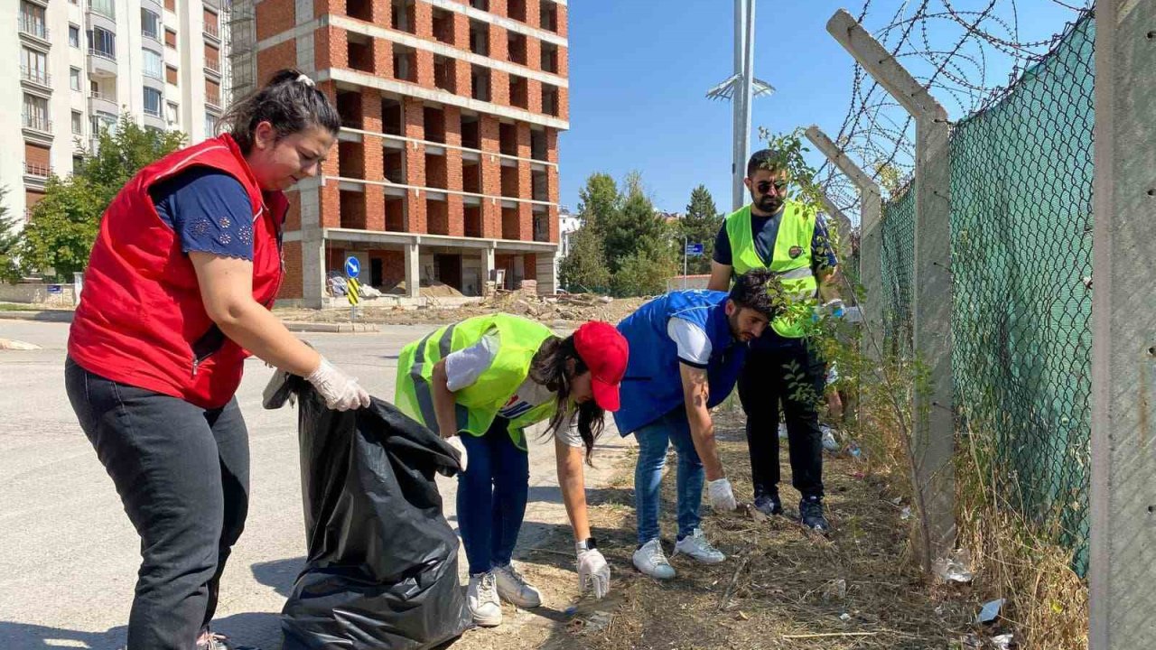 Elazığ’da gençlerden çevre temizliği