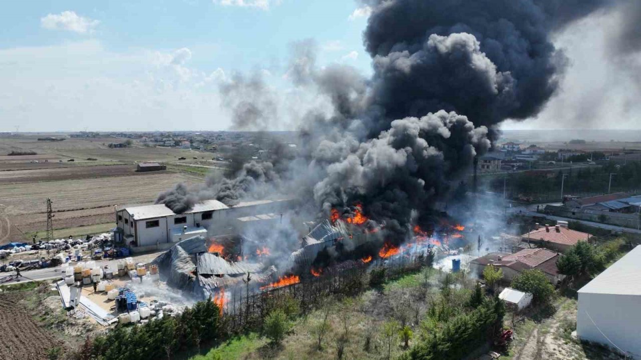 Kapaklı’da kimyasal fabrika yangını dron ile görüntülendi