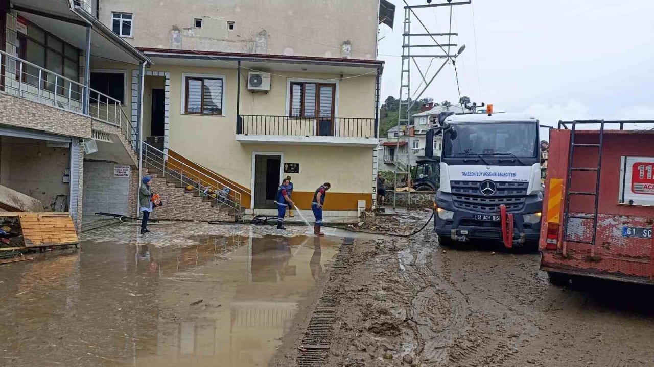 Sel mağduru ilçelerde çalışmalar sürüyor