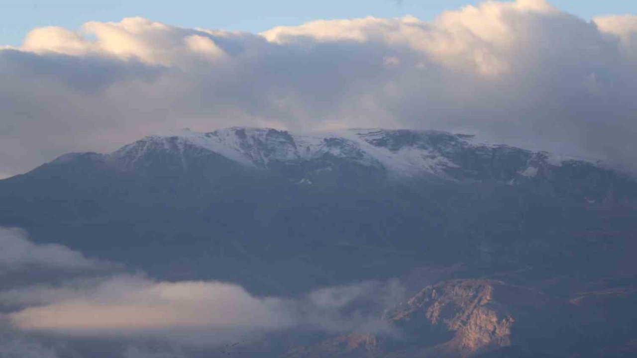 Erzincan’ın etrafını çeviren dağların yüksek kesimlerine mevsimin ilk karı düştü