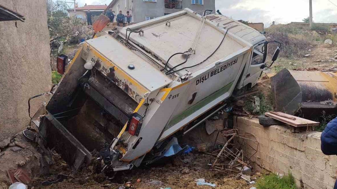 Kontrolden çıkan çöp kamyonu bahçeye devrildi