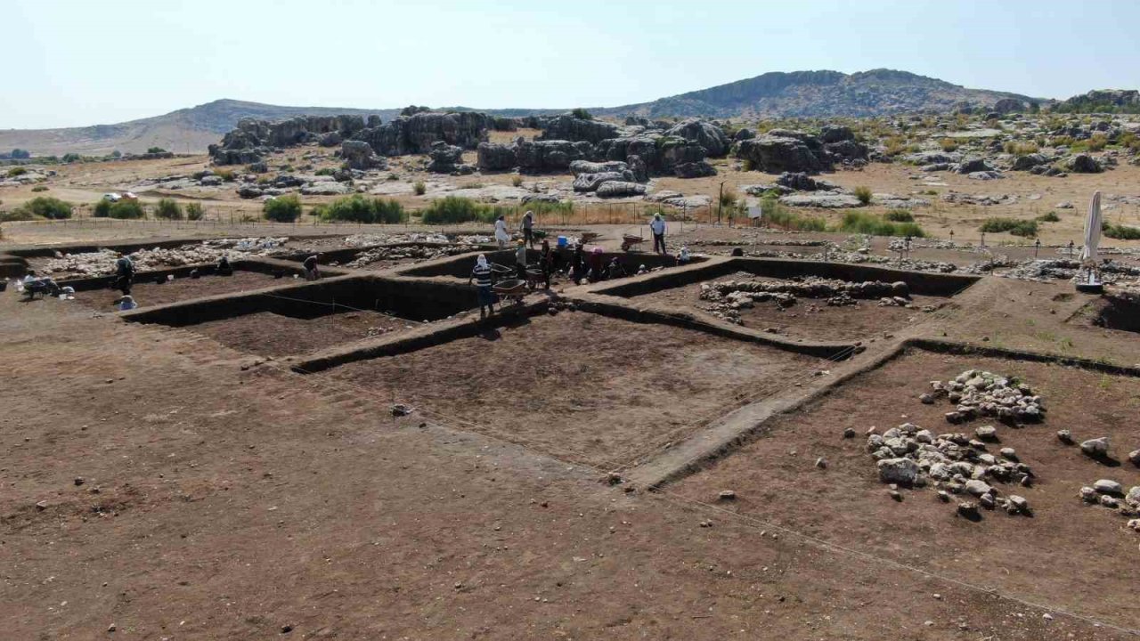 Çayönü Tepesi kazılarında 60 yıldır bilinmezliklerin ortaya çıkartılması için arkeolojik çalışmalar yeni dönemde de yürütülüyor