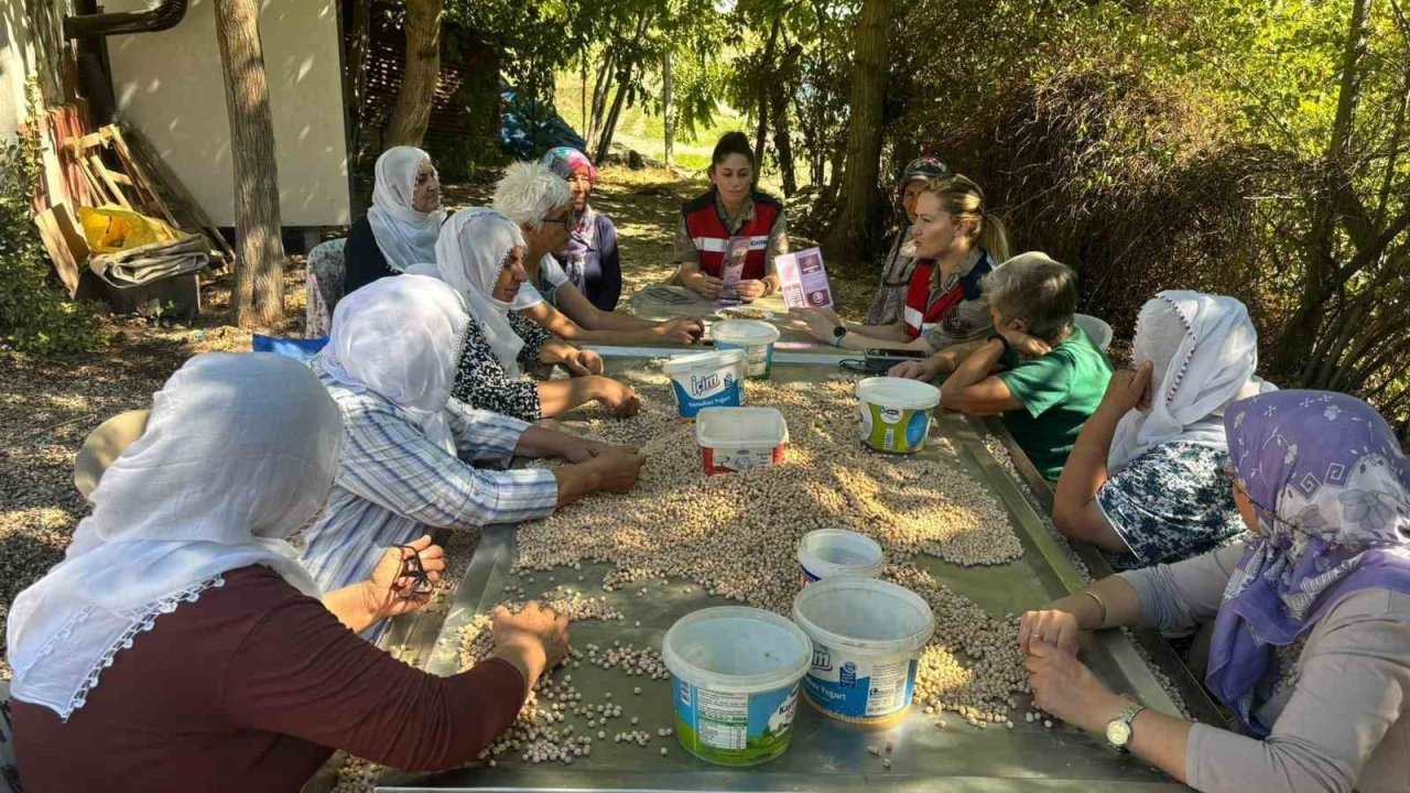 Elazığ’da jandarma, denetim ve bilgilendirmelerini sürdürüyor