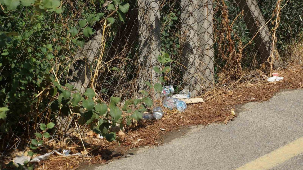 Kızılcaköy Mahallesi’nde yol kenarına atılan çöpler çevreyi kirletiyor