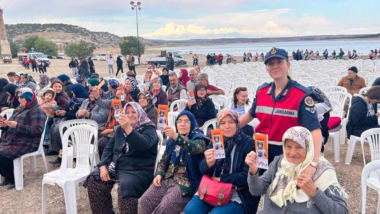 Kütahya’da festivalde vatandaşlara KADES ve HAYDİ uygulaması tanıtıldı