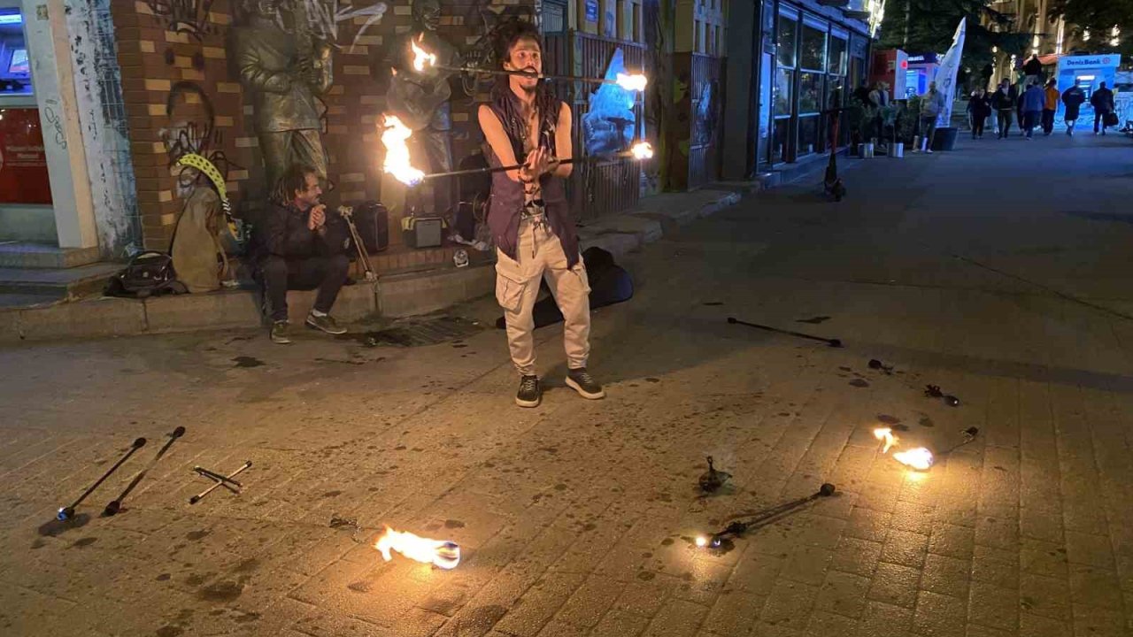 Meşalelerle yapılan akrobatik gösteri geceyi aydınlattı