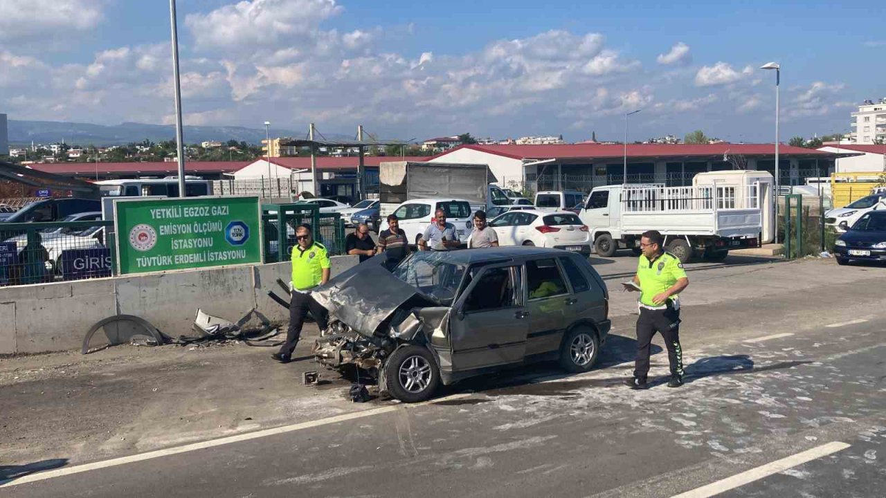 Otomobil, muayene sırasındaki 3 araca çarptı: 2 yaralı