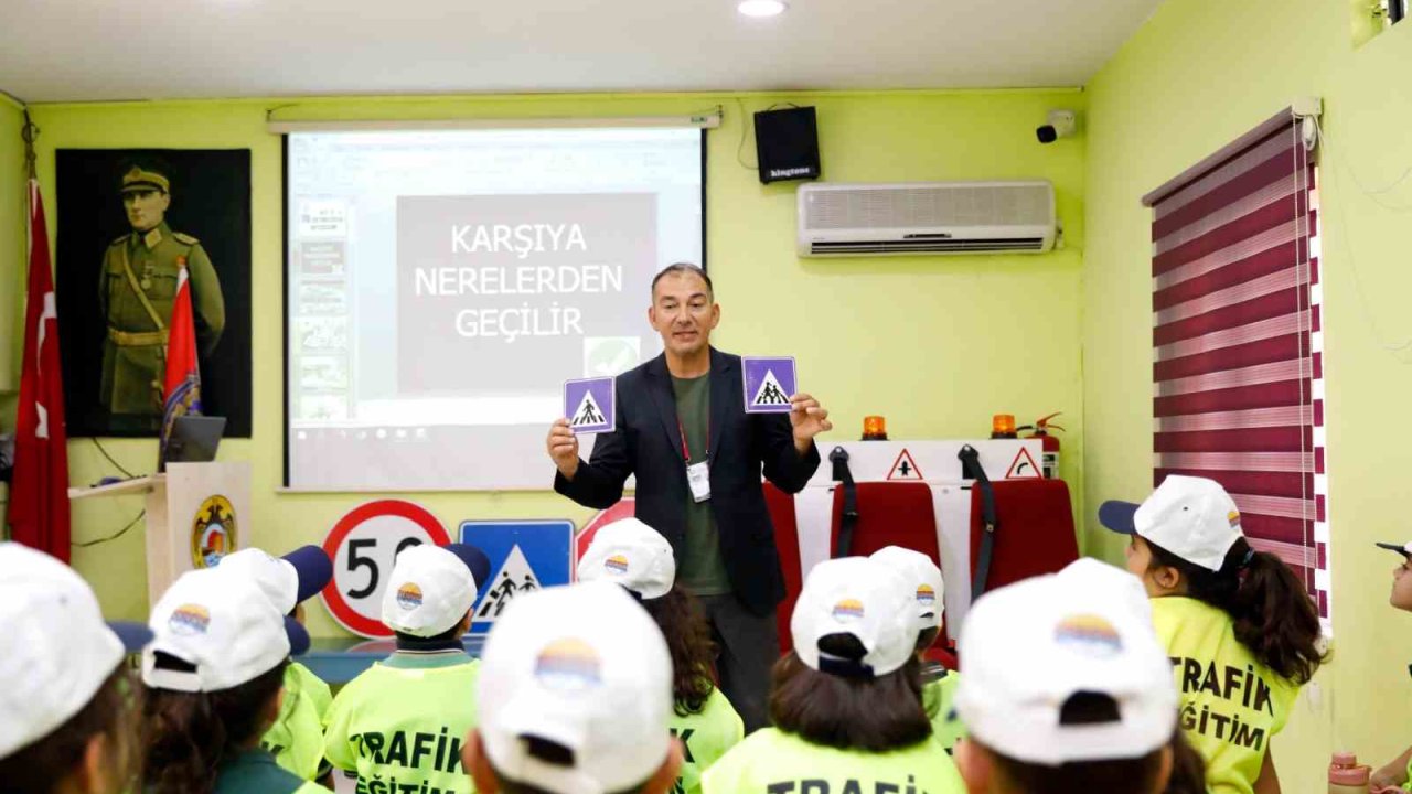 Alanya Belediyesi Trafik Eğitim Parkı minik öğrencileri ağırladı