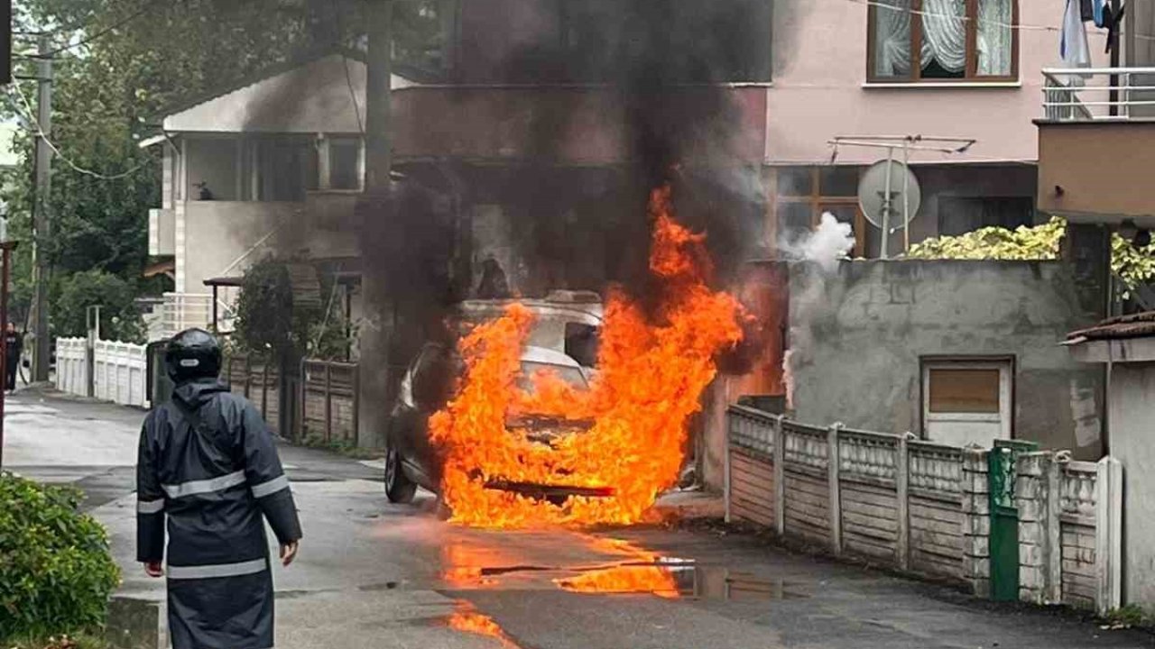 Park halindeki otomobil alev topuna döndü: O anlar kamerada