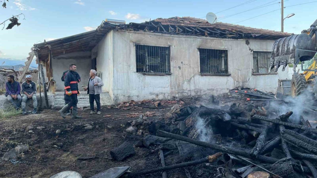 Depoda çıkan yangında tonlarca odun yandı