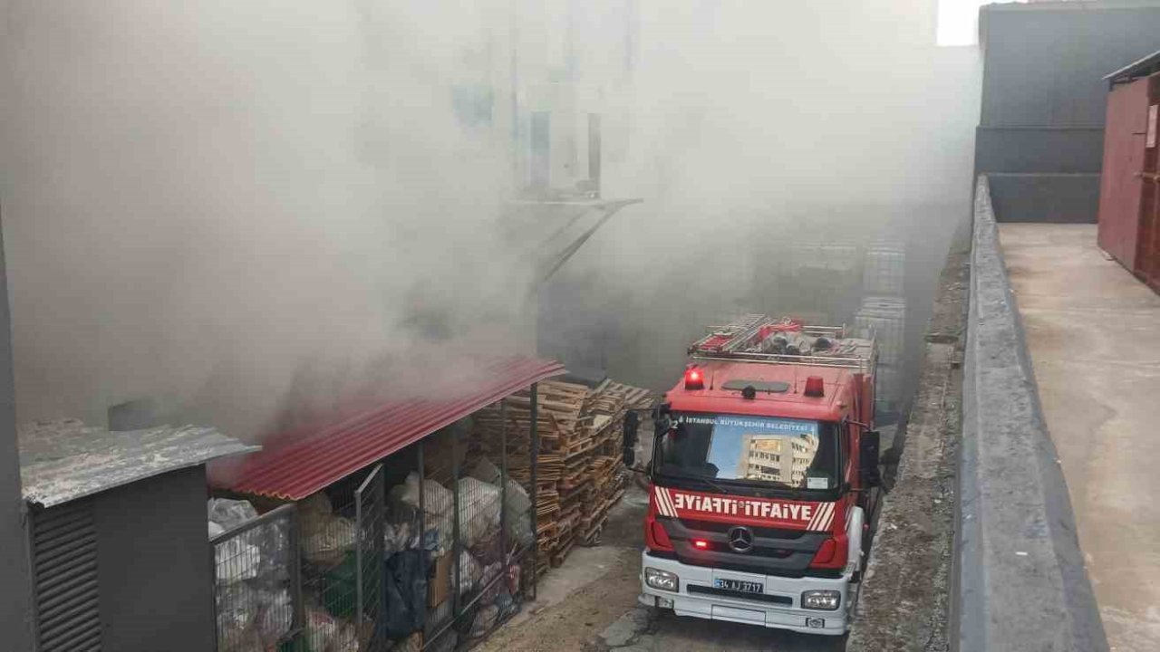 Beylikdüzü’nde kimya fabrikasında korkutan yangın