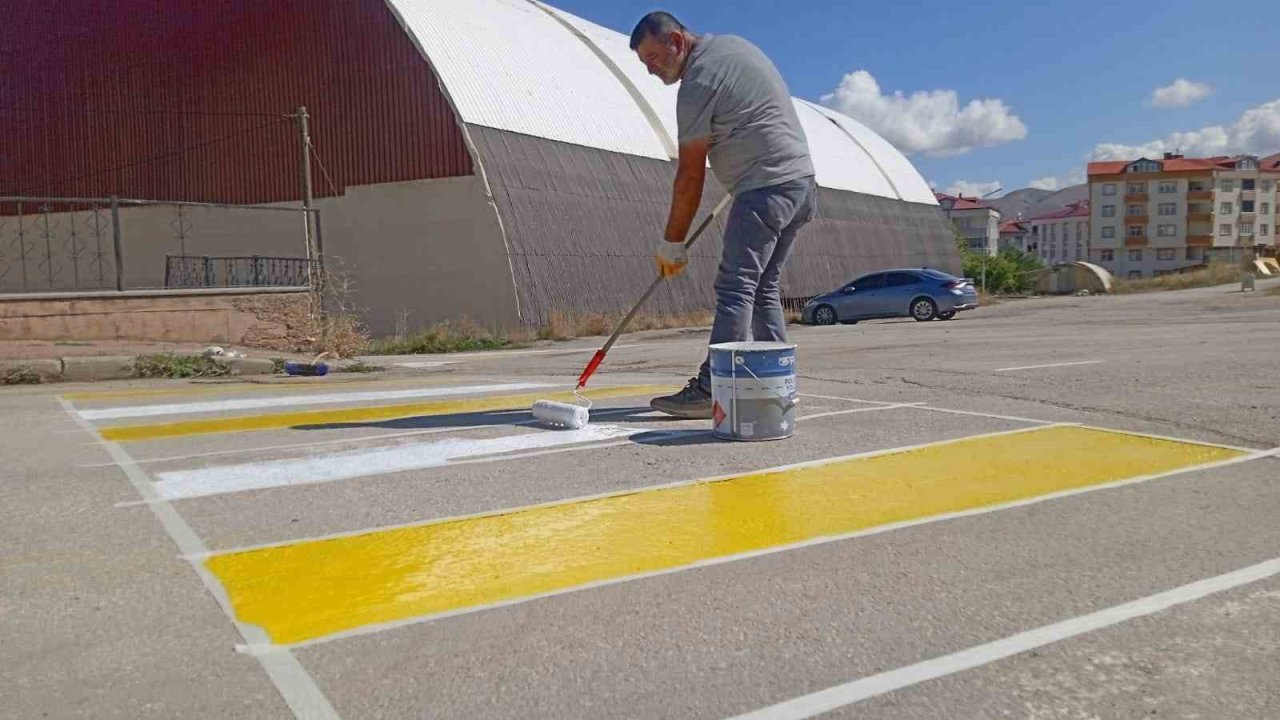 Bayburt’ta yaya geçidi çizgileri boyanarak trafik işaret levhaları yenilendi