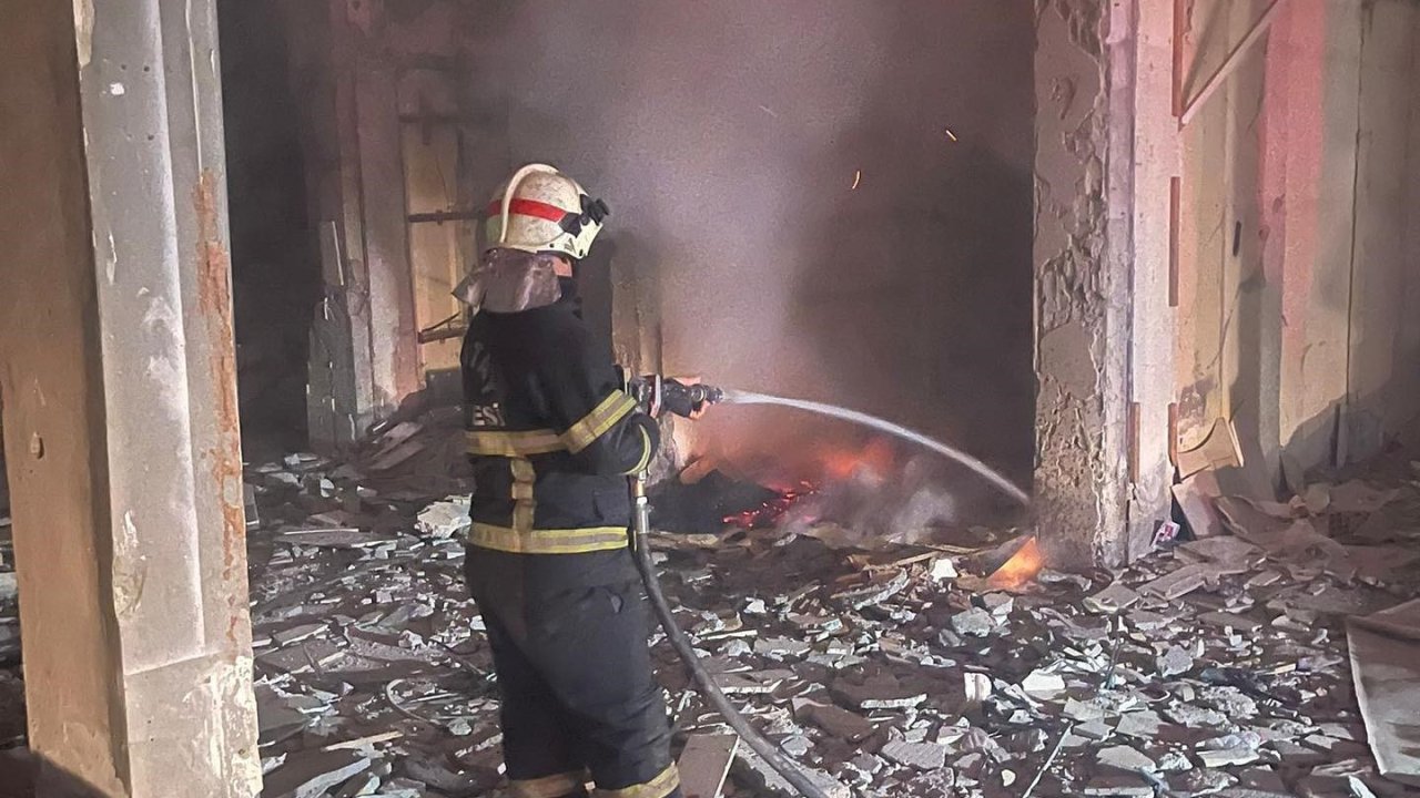 Antakya’da metruk iş yeri alevlere teslim oldu