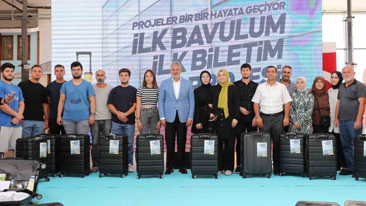 Depremzede öğrencilerin üniversite yolundaki ilk bavulu ve ilk bileti HBB’den