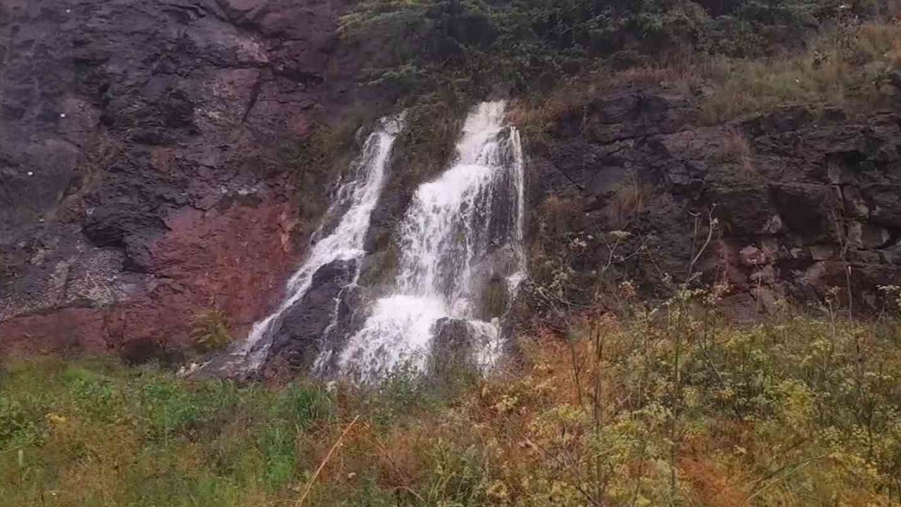 Sinop’taki yağışların ardından kayalık alanda şelale oluştu