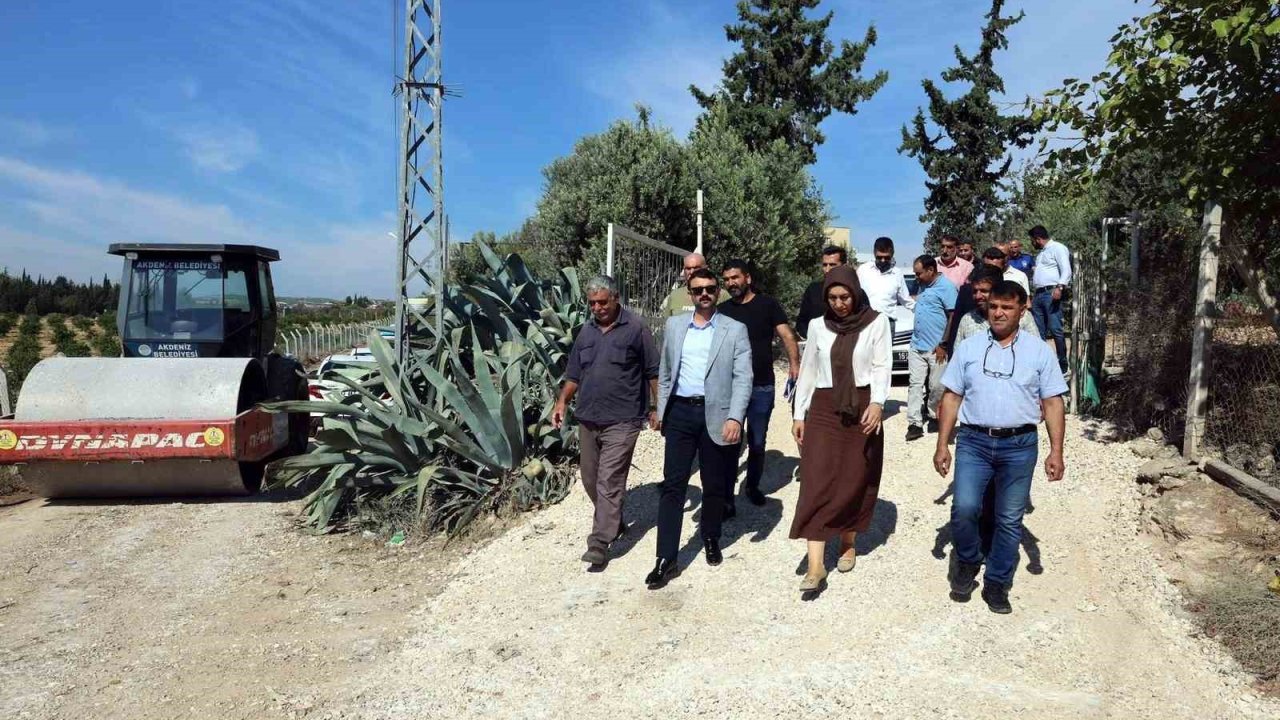 Akdeniz’in kırsal mahallelerinde yollar asfaltlanıyor