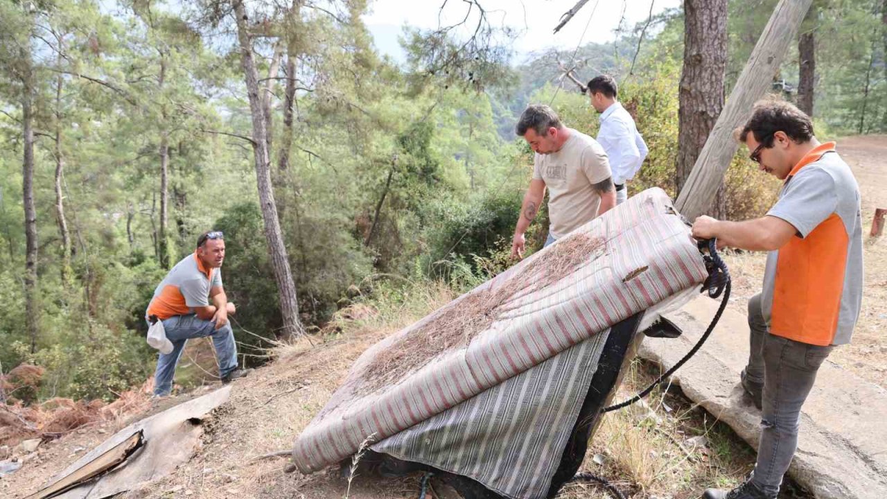 Marmaris Belediyesi’nden karayolu kenarında temizlik çalışması