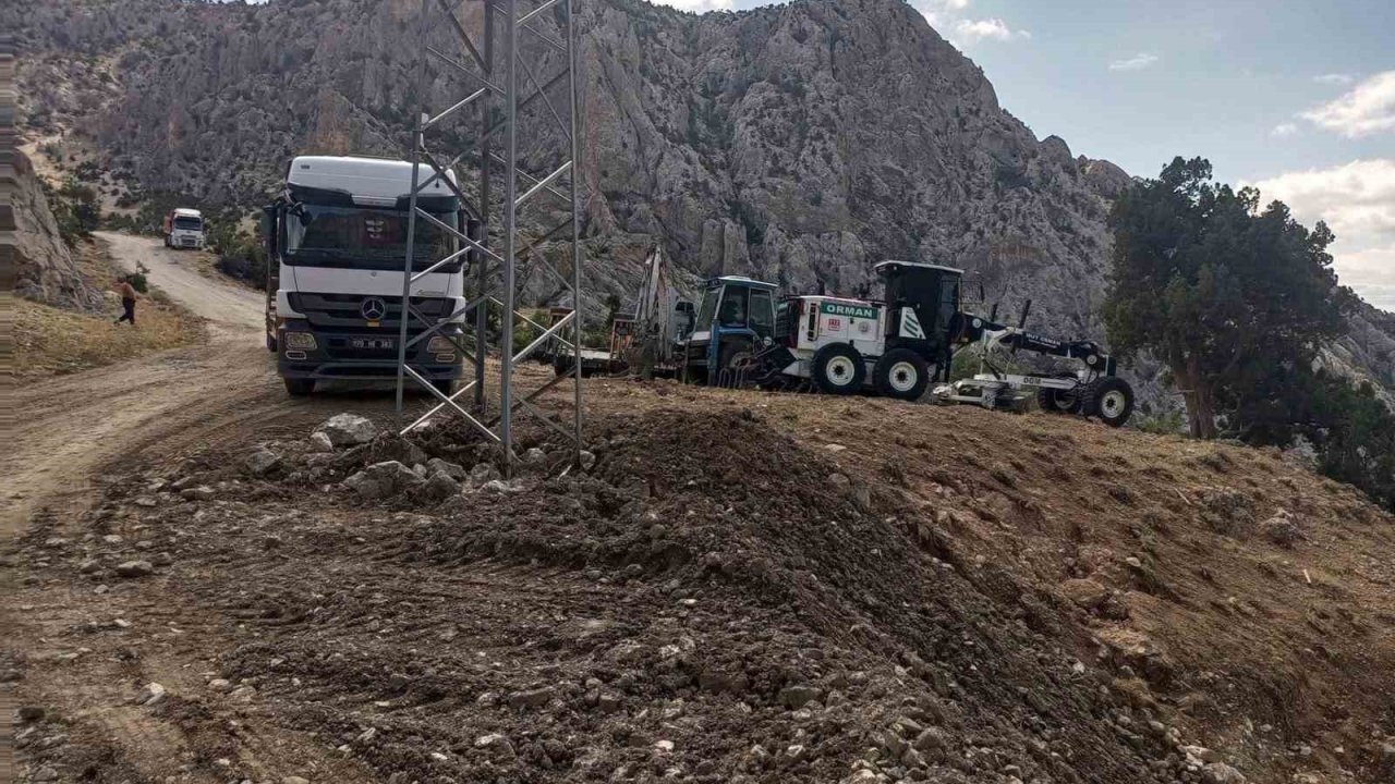 Mersin’de selden kapanan yollar ulaşıma açıldı