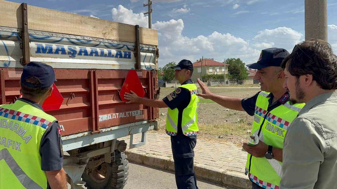 Jandarma traktör sürücülerine eğitim verip, reflektör dağıttı