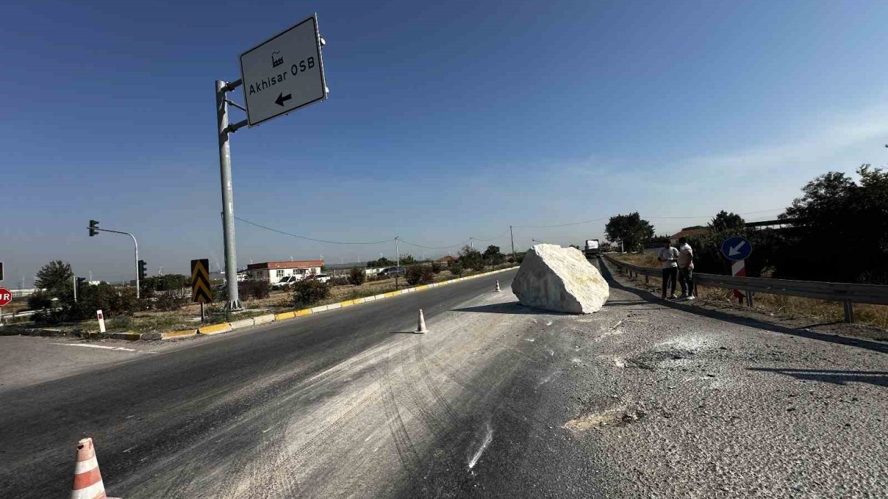 Kontrolden çıkan tırdaki tonlarca mermer yola savruldu