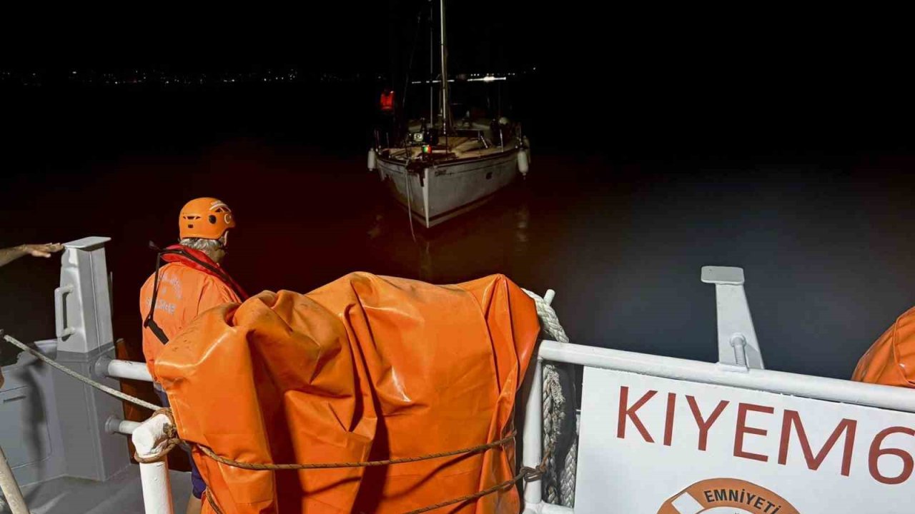 Açık denizde sürüklenen 15 metrelik tekneyi KIYEM ekipleri kurtardı