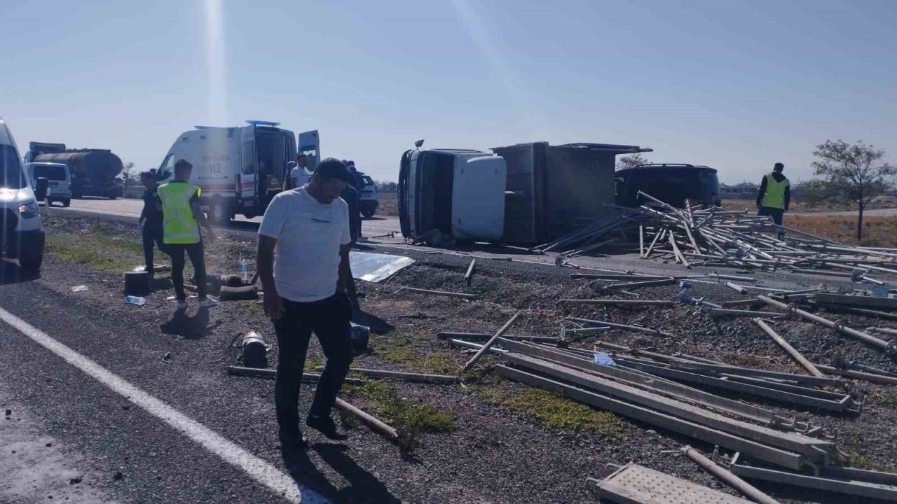 Konya’da lastiği patlayan kamyonet devrildi: 2 yaralı