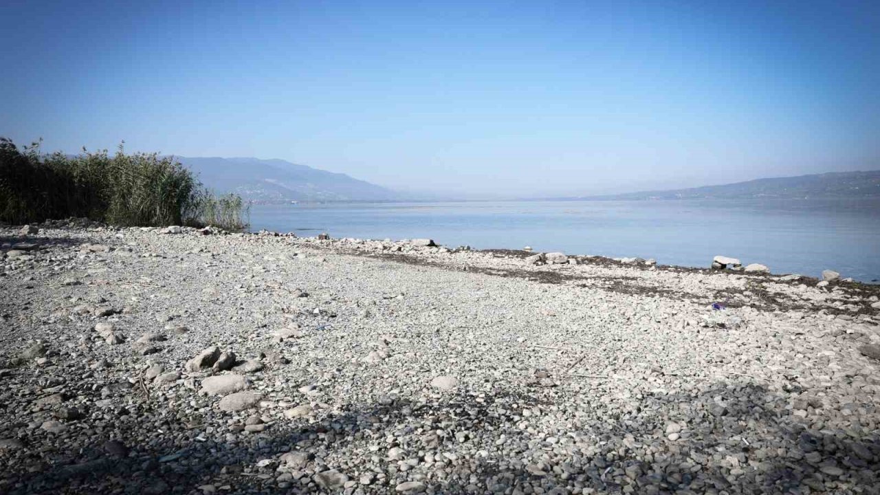 Milyonlarca kişinin içme su kaynağı gölde korkutan görüntü: Su 17 metre geri çekildi