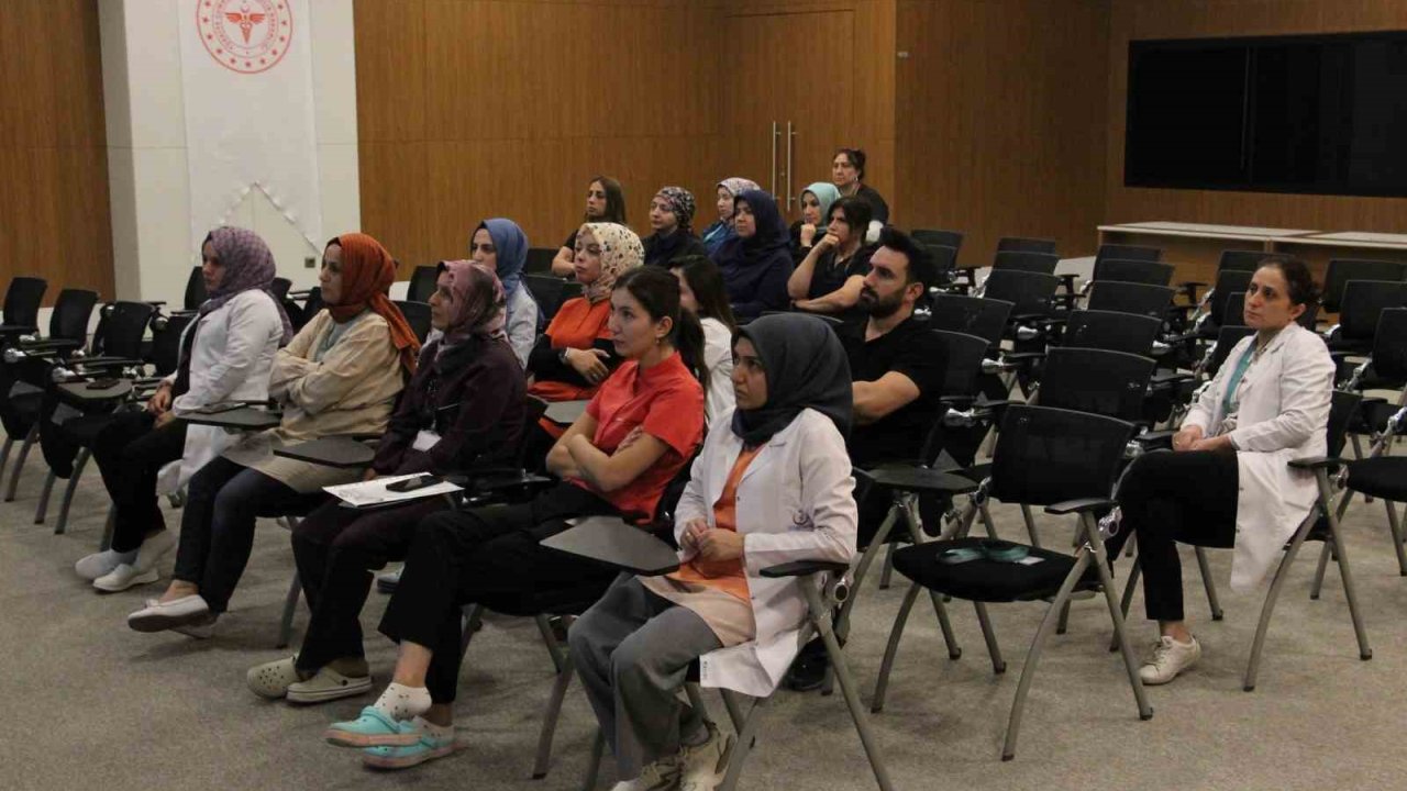 Elazığ’da sağlık çalışanlarına yönelik eğitimler sürüyor