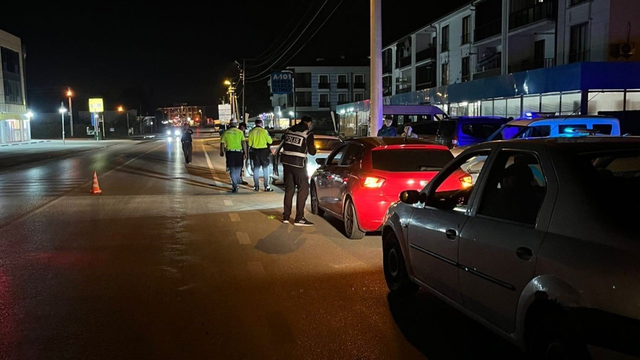 Sakarya’da polisten şok uygulama: 2 şahıs yakalandı, ruhsatsız 5 tabanca ele geçirildi