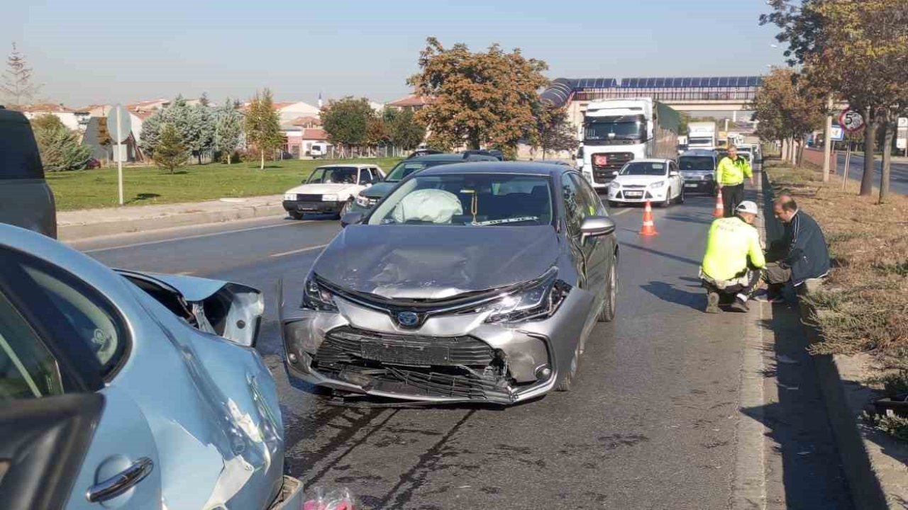 Eskişehir’de 3 aracın karıştığı zincirleme kazada 1 kişi yaralandı